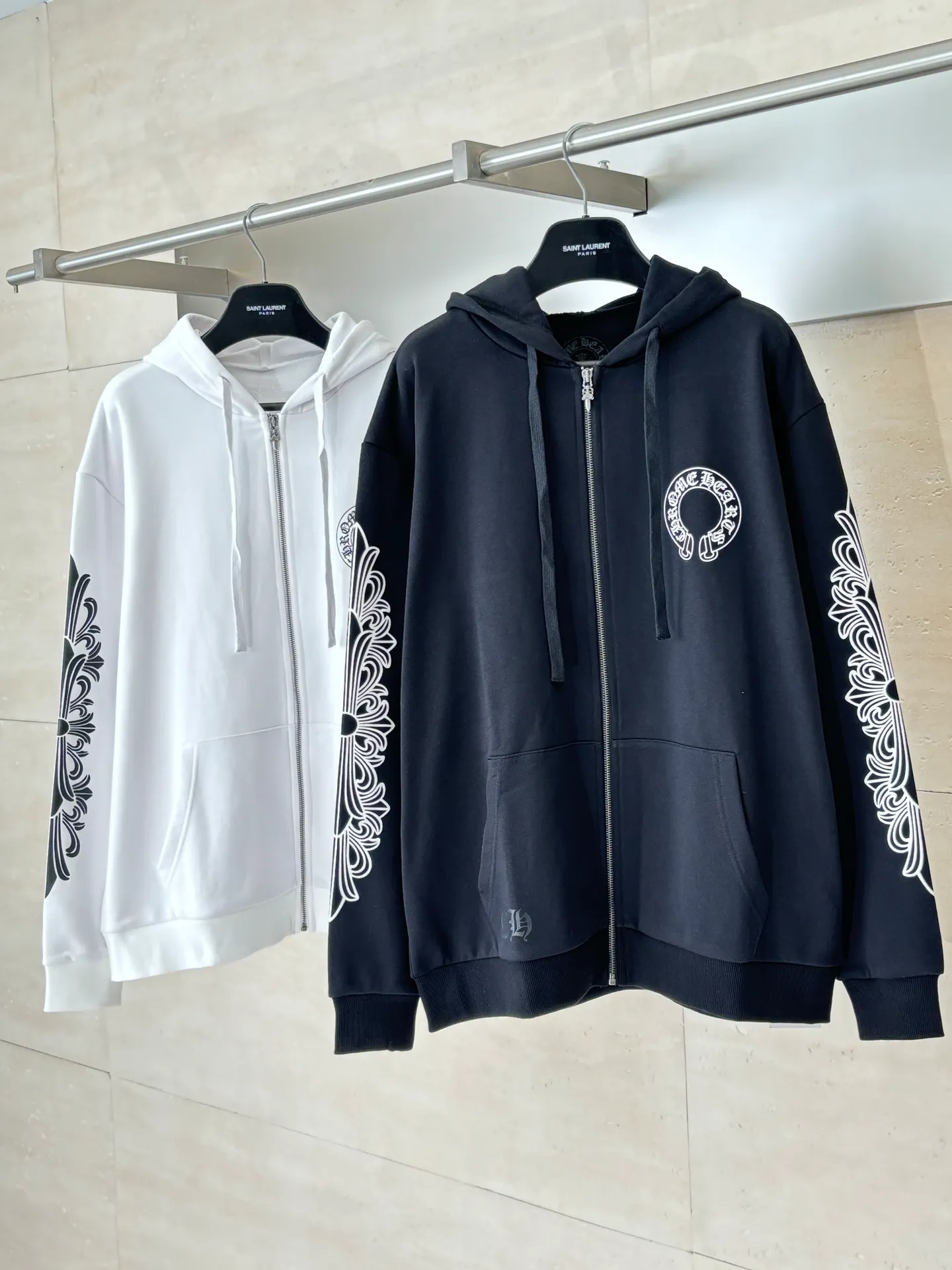 P450 Chrome Heart*/Chrome Heart 25 new horseshoe print unicorn zipper jacket. The fabric is made of 420g thin velvet coarse fish scale fabric. The printing is printed by hand glue according to the original version. The finished product is sanded and washed to shape. It feels excellent. Real antique silver and old chain head (key point: zipper puller is sprayed with silver and made old). Size: S/M/L
